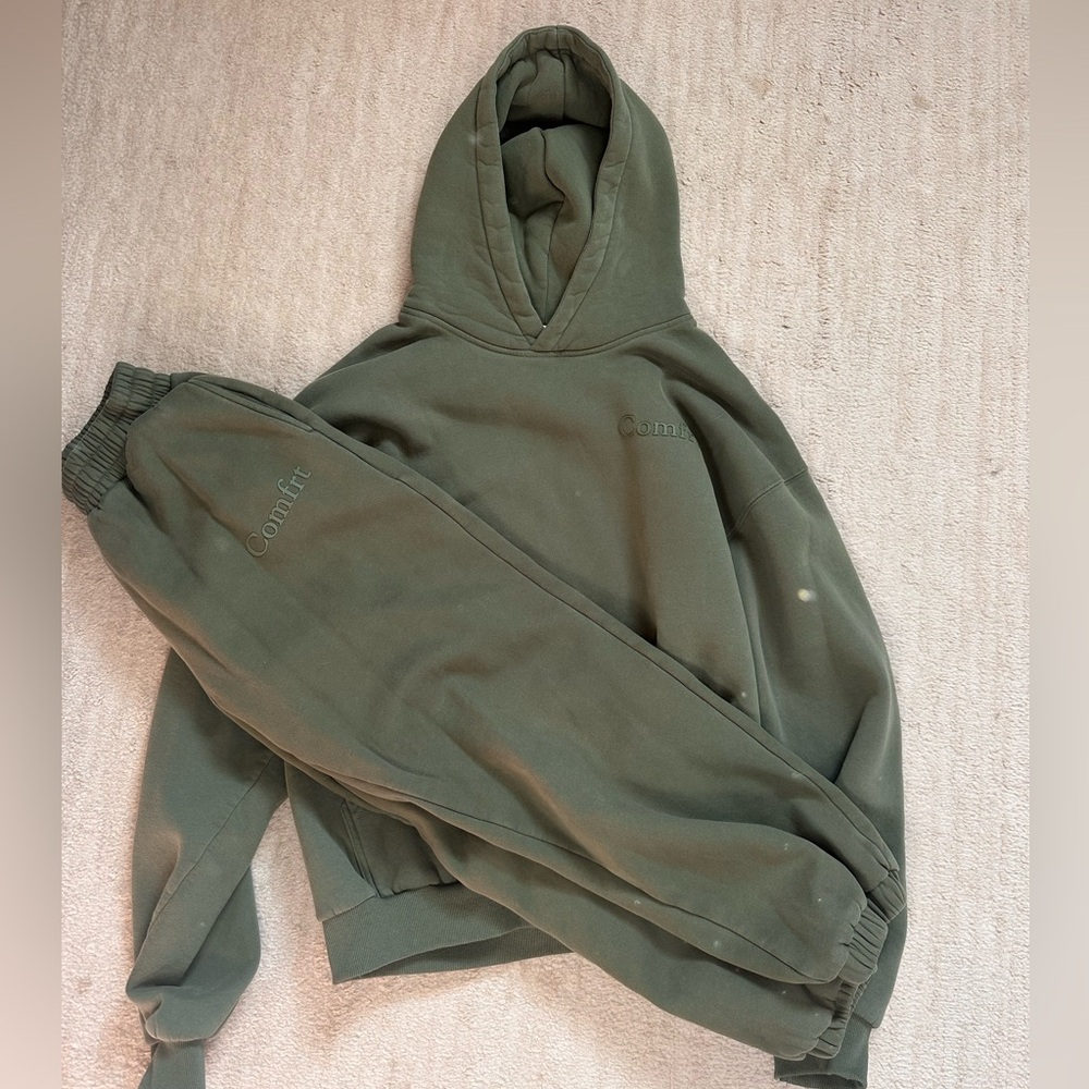 COMFRT Minimalist Hoodie & Sweats